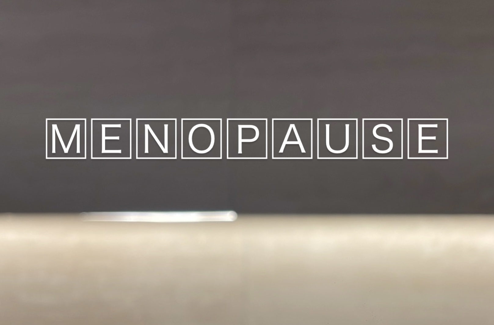 Φωτογραφία με την λέξη MENOPAUSE στο κέντρο